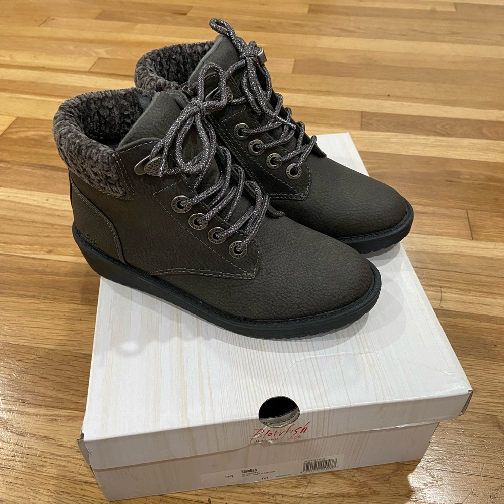 NEW-Little Girls Booties - Size 1
